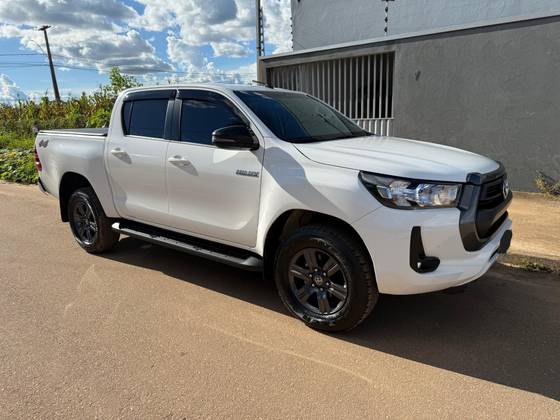 TOYOTA HILUX 2.8 D-4D TURBO DIESEL CD SR 4X4 AUTOMÁTICO